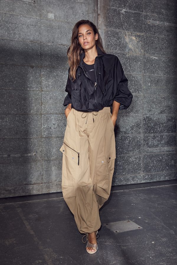 Haute L'Amitié Iron Paper Jacket HL11038 in Black, lichtgewicht zwart damesjack met loose fit, hoge kraag en ritssluiting.