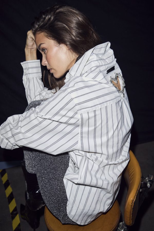 Haute L'Amitié Cristel Heart Stripe Shirt HL10962, gestreepte damesblouse met hartdetails en oversized fit.