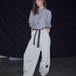 Haute L'Amitié Maxi Split Tie Tall Pants HL11000, lange damesbroek met wijde pijpen, splitdetails en strikdetails.