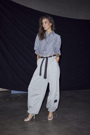 Haute L'Amitié Maxi Split Tie Tall Pants HL11000, lange damesbroek met wijde pijpen, splitdetails en strikdetails.
