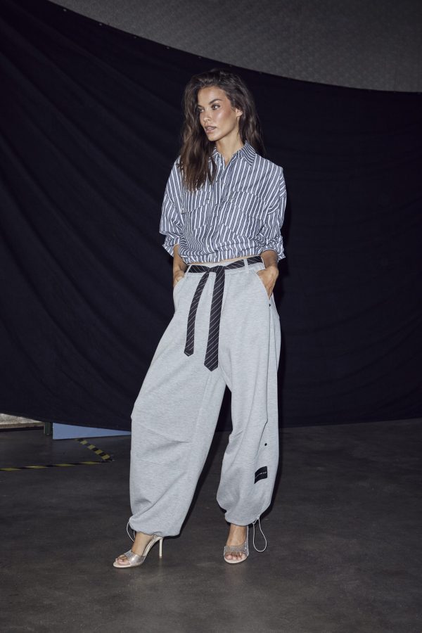 Haute-L-Amitié-Maxi-Split-Tie-Tall-Pants-HL11000 Haute L'Amitié Maxi Split Tie Tall Pants HL11000, lange damesbroek met wijde pijpen, splitdetails en strikdetails.
