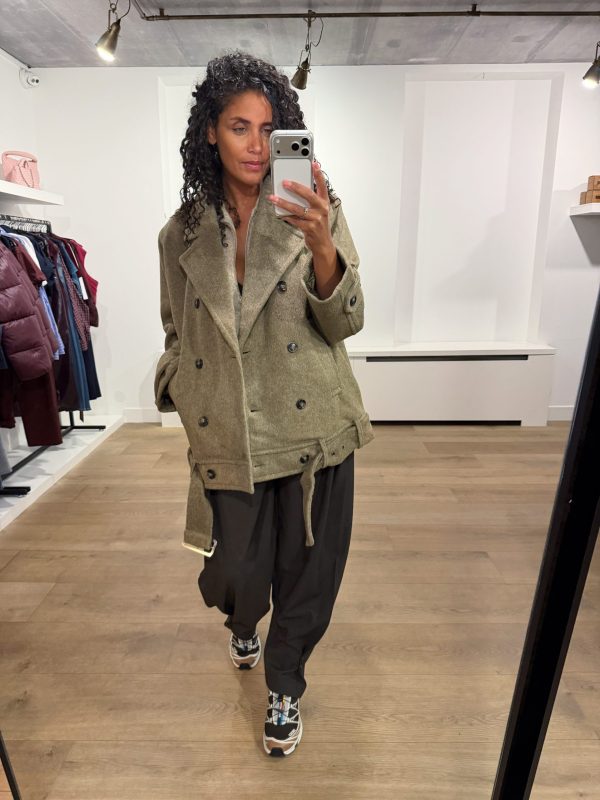 Co'Couture Beela CC Jacket in Olive: stoer olijfgroen damesjack met oversized fit en opvallende details. Shop de nieuwste Co'Couture collectie bij ALT ID.