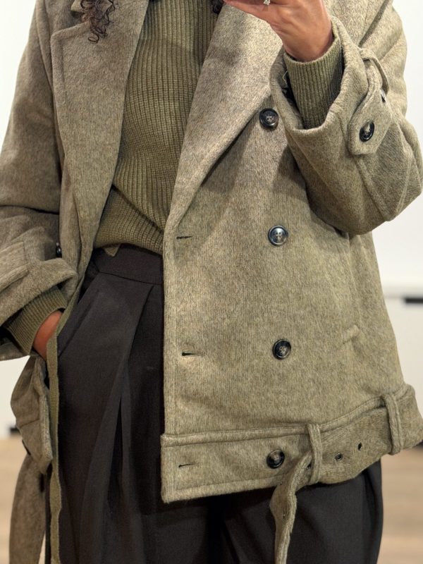 Co'Couture Beela CC Jacket in Olive: stoer olijfgroen damesjack met oversized fit en opvallende details. Shop de nieuwste Co'Couture collectie bij ALT ID.