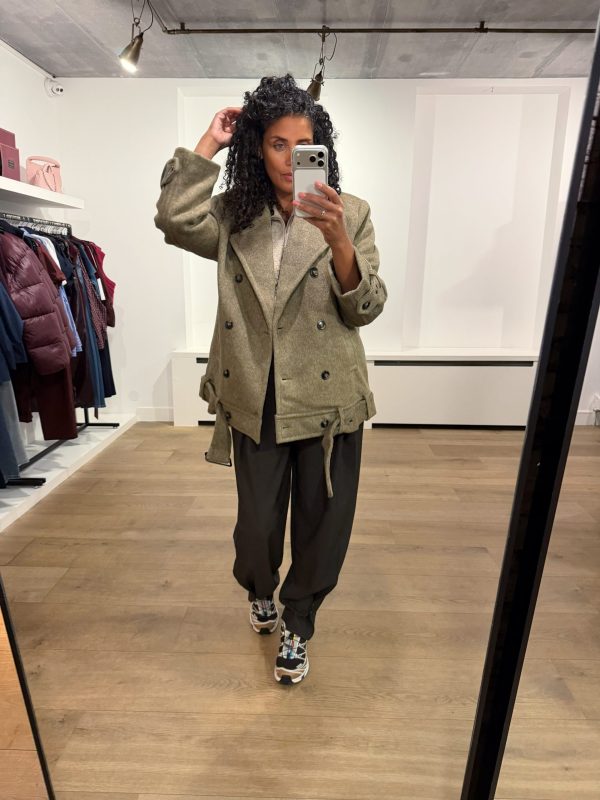 Co'Couture Beela CC Jacket in Olive: stoer olijfgroen damesjack met oversized fit en opvallende details. Shop de nieuwste Co'Couture collectie bij ALT ID.