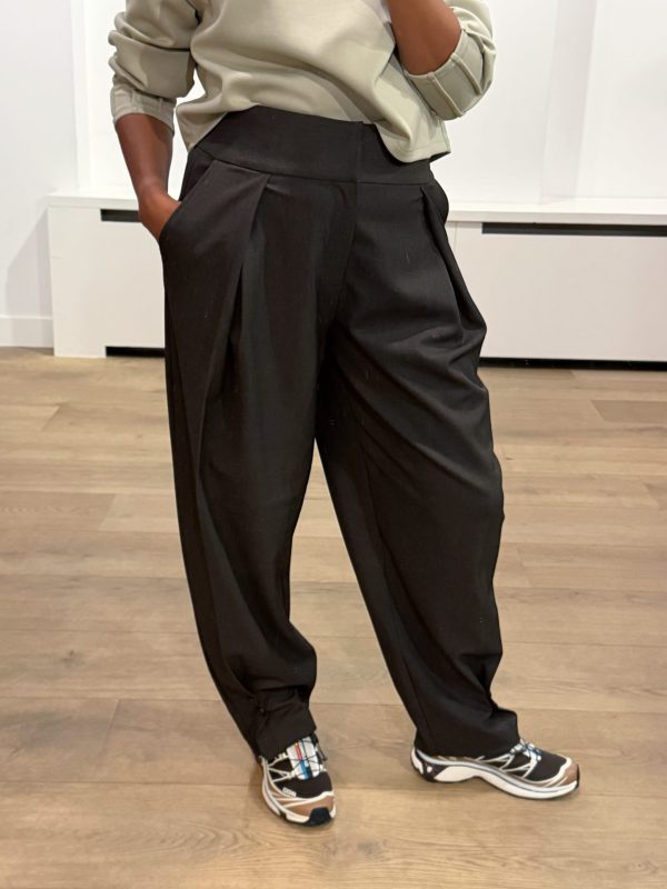 Haute L'Amitié Zeppe Pleat Tall Pants HL10864 in Mocca Melange, high-waist dames pantalon met plooien, barrel fit en knoopdetails bij de enkels.