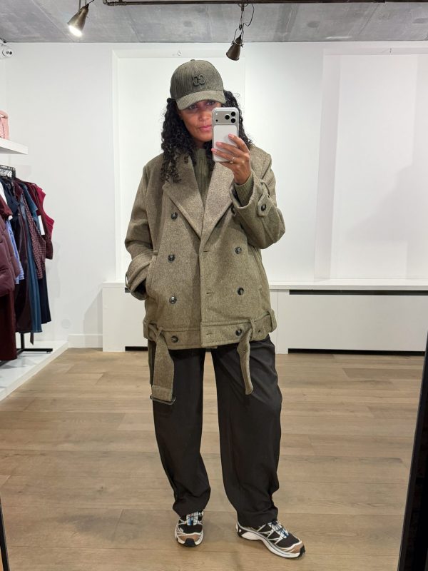 Co'Couture Beela CC Jacket in Olive: stoer olijfgroen damesjack met oversized fit en opvallende details. Shop de nieuwste Co'Couture collectie bij ALT ID.