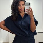 AÍMÉE THE LABEL IndonesiaW6 Blouse in Marine, donkerblauwe loose fit damesblouse met korte wijde mouwen, klassieke kraag en bijpassende fashion tie.