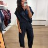 AÍMÉE THE LABEL ColombiaW6 Pants in Marine, donkerblauwe wijde damespantalon met hoge taille, plooidetails en knoopdetails onderaan de pijpen.