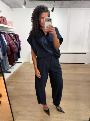 AÍMÉE THE LABEL ColombiaW6 Pants in Marine, donkerblauwe wijde damespantalon met hoge taille, plooidetails en knoopdetails onderaan de pijpen.