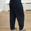 AÍMÉE THE LABEL ColombiaW6 Pants in Marine, donkerblauwe wijde damespantalon met hoge taille, plooidetails en knoopdetails onderaan de pijpen.