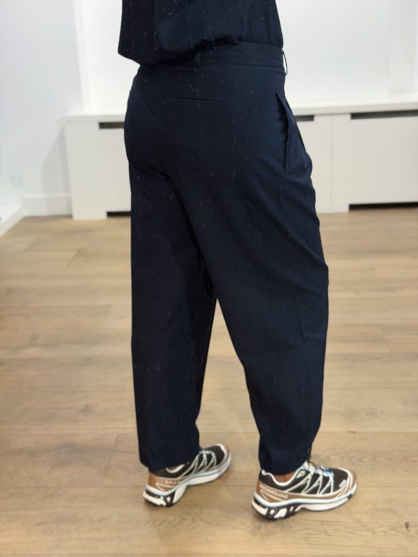 AÍMÉE THE LABEL ColombiaW6 Pants in Marine, donkerblauwe wijde damespantalon met hoge taille, plooidetails en knoopdetails onderaan de pijpen.