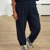 AÍMÉE THE LABEL ColombiaW6 Pants in Marine, donkerblauwe wijde damespantalon met hoge taille, plooidetails en knoopdetails onderaan de pijpen.