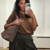 Alt-tekst: SUI AVA Woven Scuba Shopper in Brown, chocoladebruine gevlochten damestas met lange hengsels en bijpassend etui.