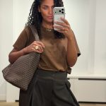 Alt-tekst: SUI AVA Woven Scuba Shopper in Brown, chocoladebruine gevlochten damestas met lange hengsels en bijpassend etui.