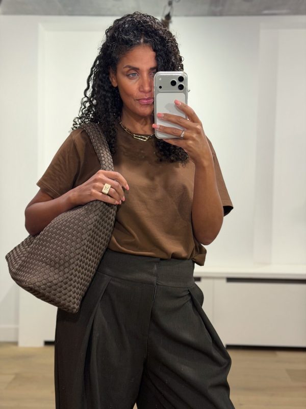 Alt-tekst: SUI AVA Woven Scuba Shopper in Brown, chocoladebruine gevlochten damestas met lange hengsels en bijpassend etui.