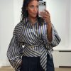 Aímée-The-Label-OsloW6-Blouse-Blue-Stripe Aímée The Label OsloW6 Blouse in Blue Stripe, blauw gestreepte katoenen damesblouse met volumemouwen en afneembare strik.