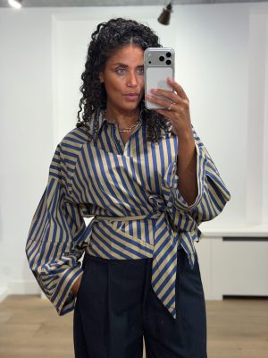 Aímée The Label OsloW6 Blouse in Blue Stripe, blauw gestreepte katoenen damesblouse met volumemouwen en afneembare strik.