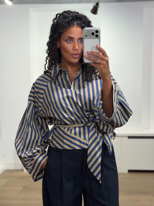 Aímée-The-Label-OsloW6-Blouse-Blue-Stripe Aímée The Label OsloW6 Blouse in Blue Stripe, blauw gestreepte katoenen damesblouse met volumemouwen en afneembare strik.