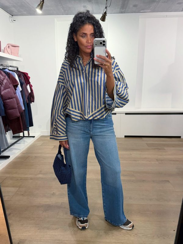 Aímée-The-Label-OsloW6-Blouse-Blue-Stripe Aímée The Label OsloW6 Blouse in Blue Stripe, blauw gestreepte katoenen damesblouse met volumemouwen en afneembare strik.