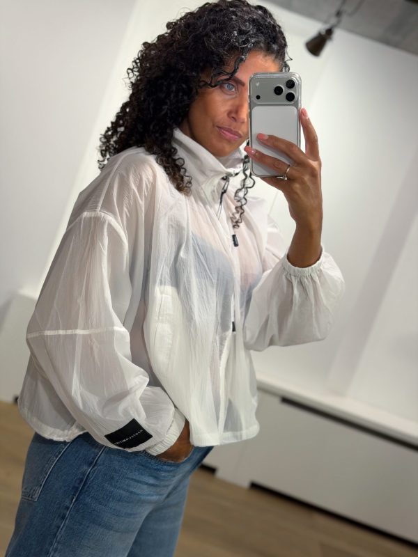 Haute L'Amitié Iron Paper Jacket HL11038 in Paper White, wit transparant damesjack met oversized fit, hoge kraag, ritssluiting en verstelbare trekkoorden.