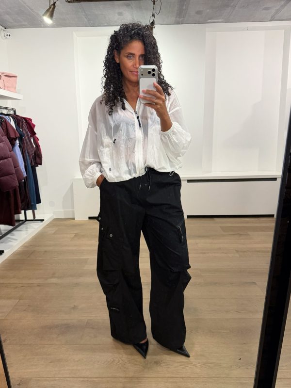 Haute L'Amitié Iron Paper Jacket HL11038 in Paper White, wit transparant damesjack met oversized fit, hoge kraag, ritssluiting en verstelbare trekkoorden.