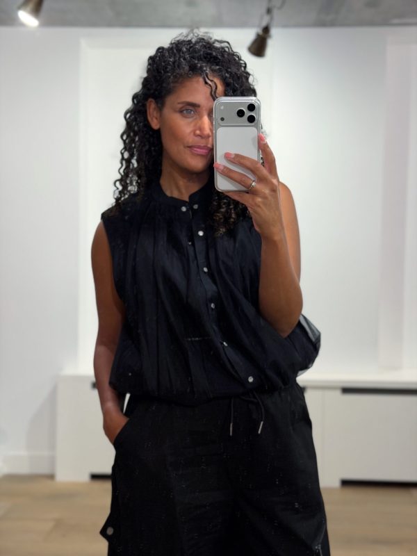 Haute L'Amitié Ballet Logo Tech Vest HL11024 in Black, zwart mouwloos dames gilet met semi-transparante mesh, bubble-effect en groot logo op de rug.