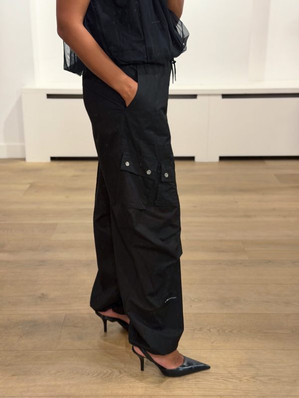 Haute L'Amitié Air Zip Tall Pant HL11086 in Black, zwarte lange dames cargobroek met barrel fit, grote cargozakken, ritsdetails en verstelbare pijpen.