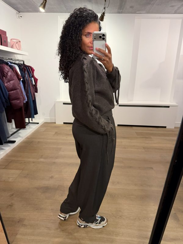 Haute-L-Amitie-HL10824-Trui-Duke-Tie-Knit-Mocca Haute L'Amitié Duke Tie Knit HL824, gebreide damestrui met ronde hals, lange mouwen en opvallende strikdetails.