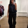 Haute L'Amitié Air Zip Tall Pant HL11086 in Black, zwarte lange dames cargobroek met barrel fit, grote cargozakken, ritsdetails en verstelbare pijpen.