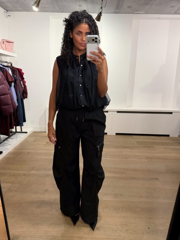 Haute L'Amitié Air Zip Tall Pant HL11086 in Black, zwarte lange dames cargobroek met barrel fit, grote cargozakken, ritsdetails en verstelbare pijpen.