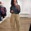 Haute L'Amitié Darcia Reverse Crop Pocket Knit HL10777 in Antracit Melange, cropped grijze damestrui met fluffy structuur en contrasterende borstpatch.