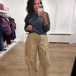 Haute L'Amitié Darcia Reverse Crop Pocket Knit HL10777 in Antracit Melange, cropped grijze damestrui met fluffy structuur en contrasterende borstpatch.