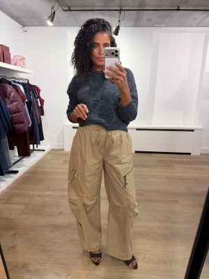 Haute L'Amitié Darcia Reverse Crop Pocket Knit HL10777 in Antracit Melange, cropped grijze damestrui met fluffy structuur en contrasterende borstpatch.