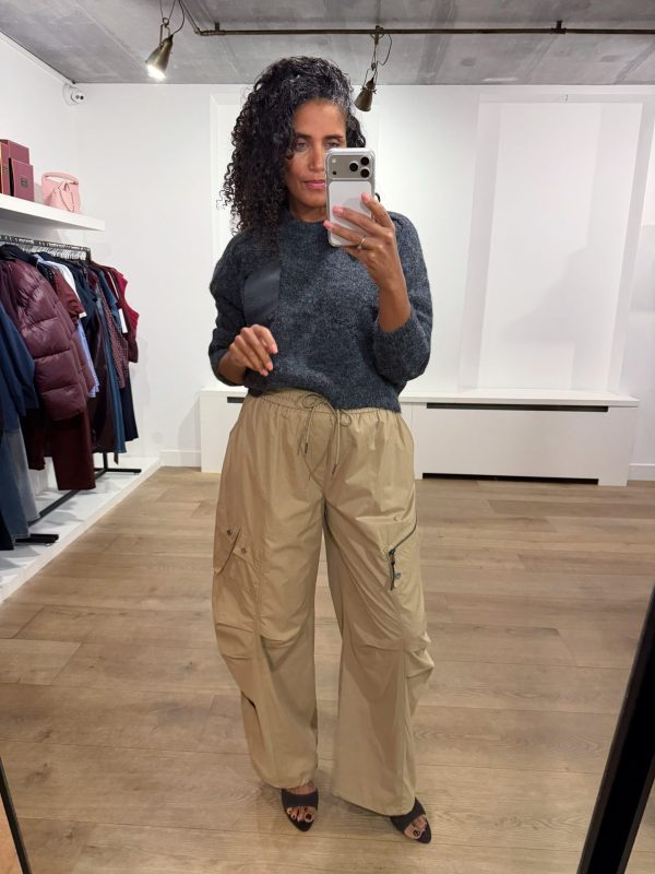 Haute L'Amitié Darcia Reverse Crop Pocket Knit HL10777 in Antracit Melange, cropped grijze damestrui met fluffy structuur en contrasterende borstpatch.