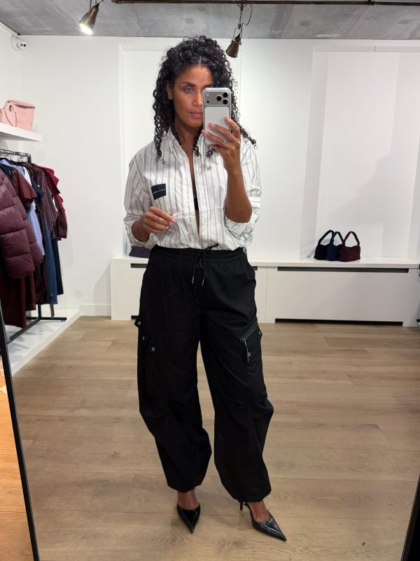Haute L'Amitié Air Zip Tall Pant HL11086 in Black, zwarte lange dames cargobroek met barrel fit, grote cargozakken, ritsdetails en verstelbare pijpen.