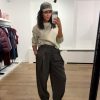 Haute L'Amitié Zeppe Pleat Tall Pants HL10864 in Mocca Melange, high-waist dames pantalon met plooien, barrel fit en knoopdetails bij de enkels.