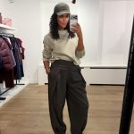 Haute L'Amitié Zeppe Pleat Tall Pants HL10864 in Mocca Melange, high-waist dames pantalon met plooien, barrel fit en knoopdetails bij de enkels.
