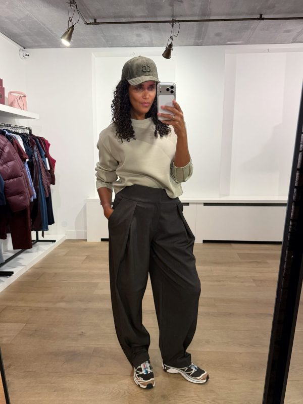 Haute L'Amitié Zeppe Pleat Tall Pants HL10864 in Mocca Melange, high-waist dames pantalon met plooien, barrel fit en knoopdetails bij de enkels.