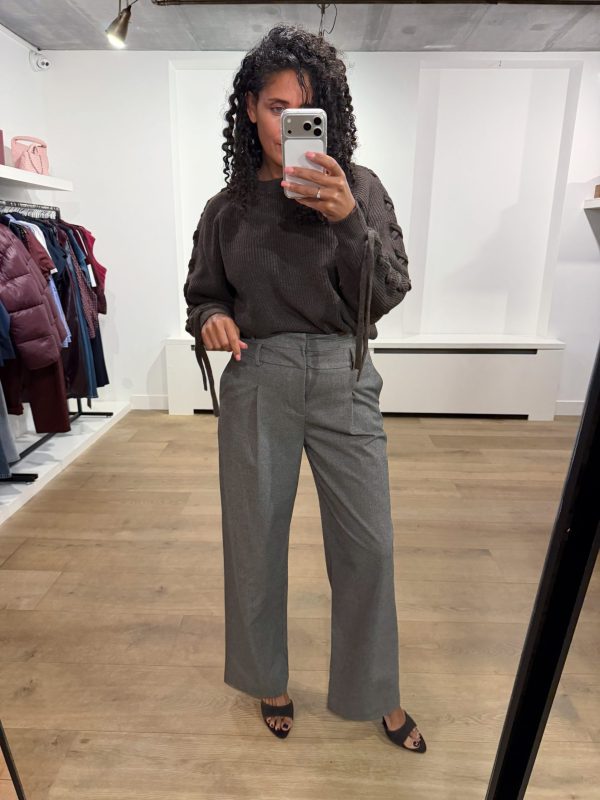 Haute-L-Amitie-HL10824-Trui-Duke-Tie-Knit-Mocca Haute L'Amitié Duke Tie Knit HL824, gebreide damestrui met ronde hals, lange mouwen en opvallende strikdetails.