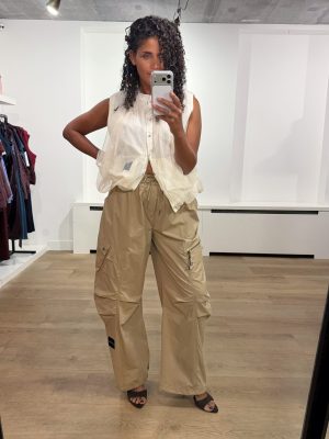 Haute L'Amitié Air Zip Pant HL11033 in kaki, oversized dames cargobroek met grote zakken, ritsdetails en verstelbare pijpen.
