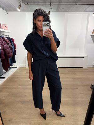 AÍMÉE THE LABEL IndonesiaW6 Blouse in Marine, donkerblauwe loose fit damesblouse met korte wijde mouwen, klassieke kraag en bijpassende fashion tie.