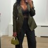 Ontdek de Dante6 Rush Blazer in Moss Olive. Een luxe satijnen damesblazer met krachtige schouders en getailleerde fit. Shop het complete pak bij ALT ID.