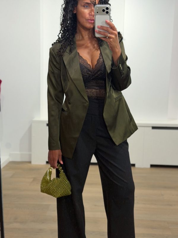 Ontdek de Dante6 Rush Blazer in Moss Olive. Een luxe satijnen damesblazer met krachtige schouders en getailleerde fit. Shop het complete pak bij ALT ID.
