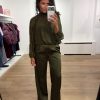 Dante6-Sonia-Boho-Sleeve-Detail-Blouse-Moss-Olive-263193_3895_D1_553 Dante6 Sonia Boho Sleeve Detail Blouse in Moss Olive, olijfgroene transparante chiffon damesblouse met geplooide strikkraag en lange volumineuze mouwen met knoopdetails.