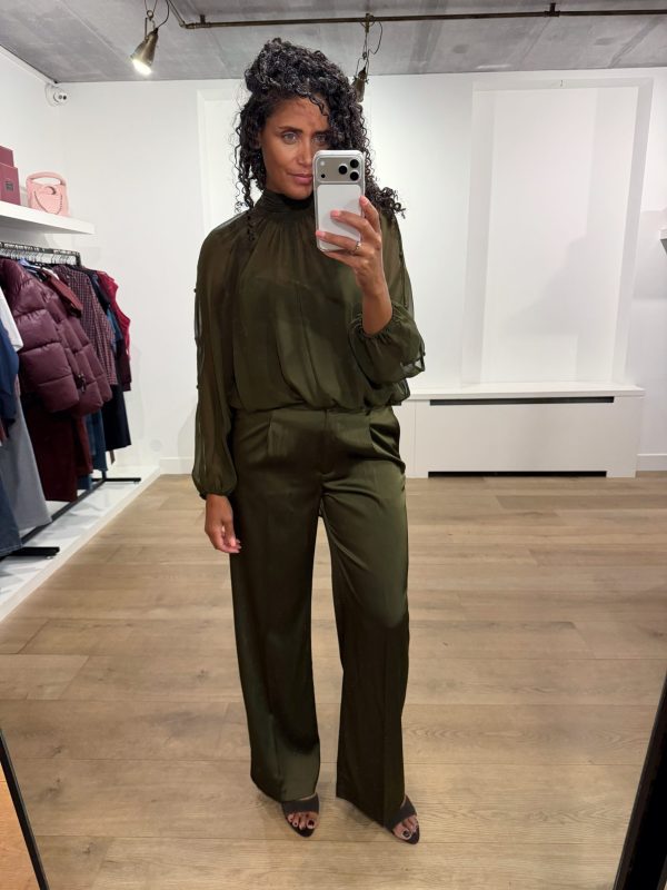 Dante6-Sonia-Boho-Sleeve-Detail-Blouse-Moss-Olive-263193_3895_D1_553 Dante6 Sonia Boho Sleeve Detail Blouse in Moss Olive, olijfgroene transparante chiffon damesblouse met geplooide strikkraag en lange volumineuze mouwen met knoopdetails.