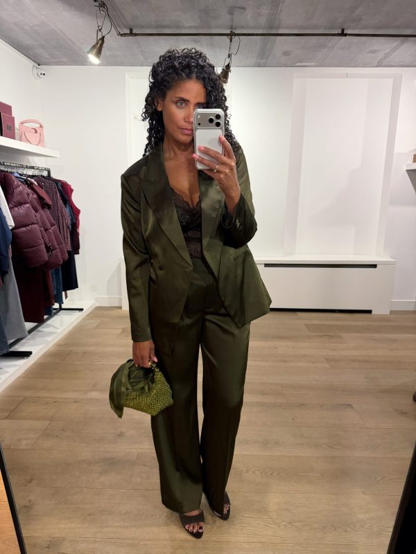 Dante6 Jules Bold Satin Smart Pants in Moss Olive, olijfgroene satijnen damespantalon met hoge taille, ingeperste plooien en lange wijde pijpen.