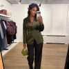 Ontdek de Dante6 Rush Blazer in Moss Olive. Een luxe satijnen damesblazer met krachtige schouders en getailleerde fit. Shop het complete pak bij ALT ID.