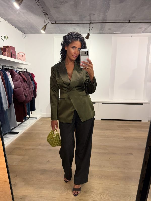 Ontdek de Dante6 Rush Blazer in Moss Olive. Een luxe satijnen damesblazer met krachtige schouders en getailleerde fit. Shop het complete pak bij ALT ID.