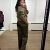Dante6 Jules Bold Satin Smart Pants in Moss Olive, olijfgroene satijnen damespantalon met hoge taille, ingeperste plooien en lange wijde pijpen.