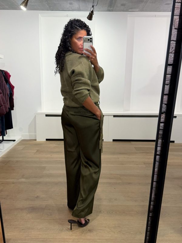 Dante6 Jules Bold Satin Smart Pants in Moss Olive, olijfgroene satijnen damespantalon met hoge taille, ingeperste plooien en lange wijde pijpen.